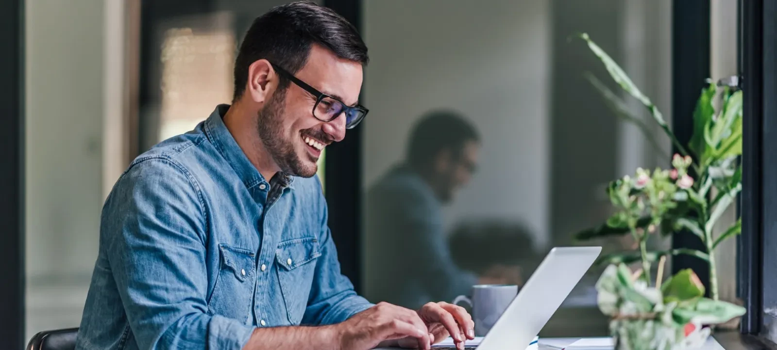 Persona optimizando el SEO de una tienda online en un ordenador portátil