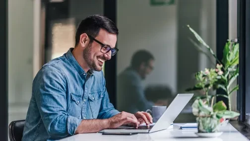 Persona optimizando el SEO de una tienda online en un ordenador portátil